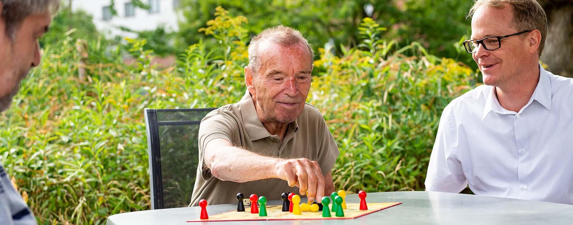 DER MENSCH<br>IM MITTELPUNKT