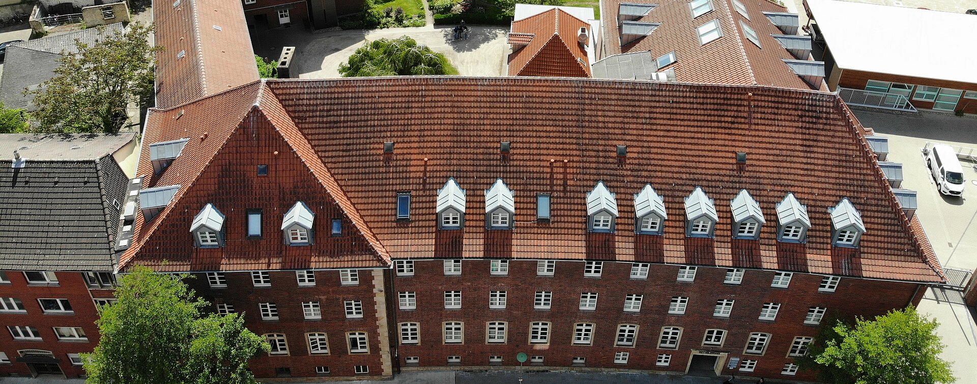 DER MENSCH<br>IM MITTELPUNKT