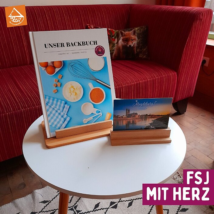 Joleen, die ihr FSJ in unserer sozialtherapeutischen Wohneinrichtung absolviert, hat ein ganz besonderes Backbuch... Joleen, die ihr FSJ in unserer sozialtherapeutischen Wohneinrichtung absolviert, hat ein ganz besonderes Backbuch...